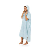 AFTER - Poncho Logo Blue – poncho scontornato su fondo bianco