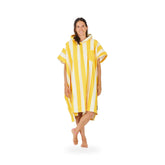 AFTER - Poncho Stripes Yellow – poncho scontornato su fondo bianco