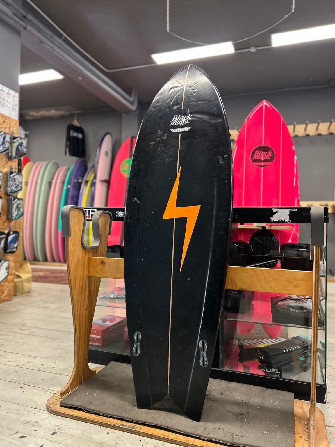 BLACK MAGIC - Lightning Fish 5'5" x 20 1/2" x 2 1/2" 30L Usata