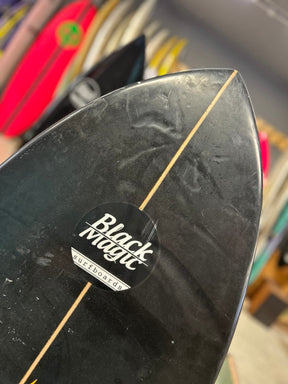BLACK MAGIC - Lightning Fish 5'5" x 20 1/2" x 2 1/2" 30L Usata