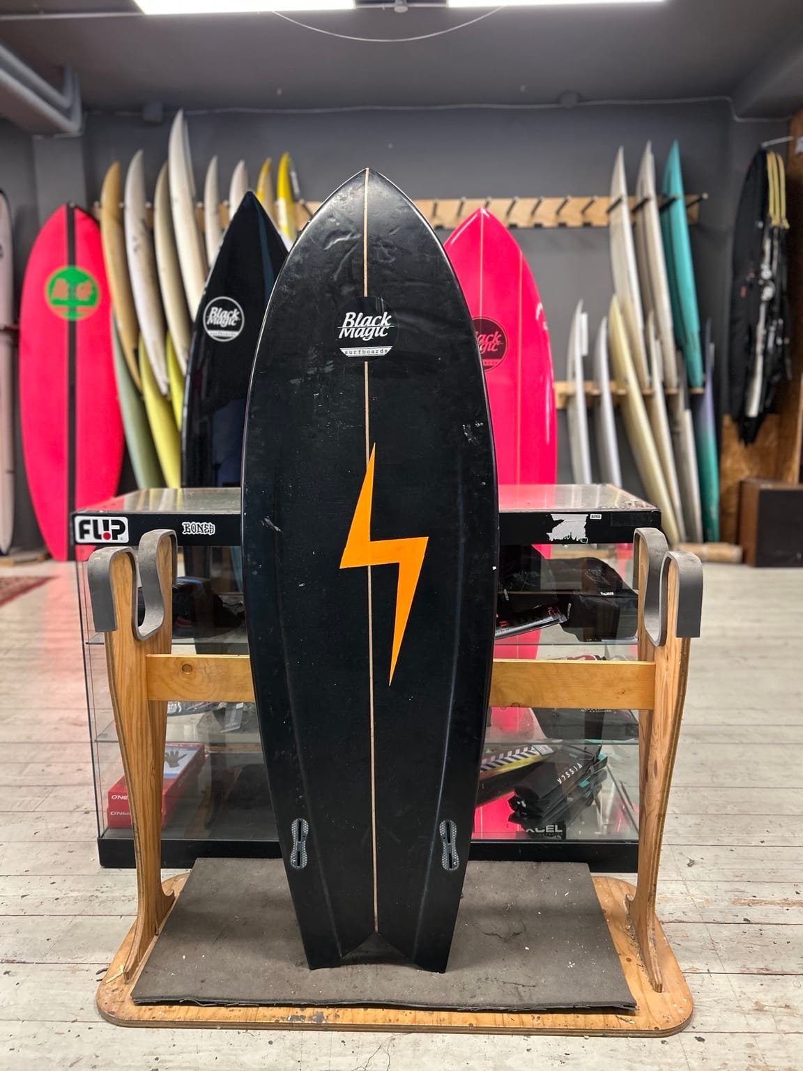 BLACK MAGIC - Lightning Fish 5'5" x 20 1/2" x 2 1/2" 30L Usata
