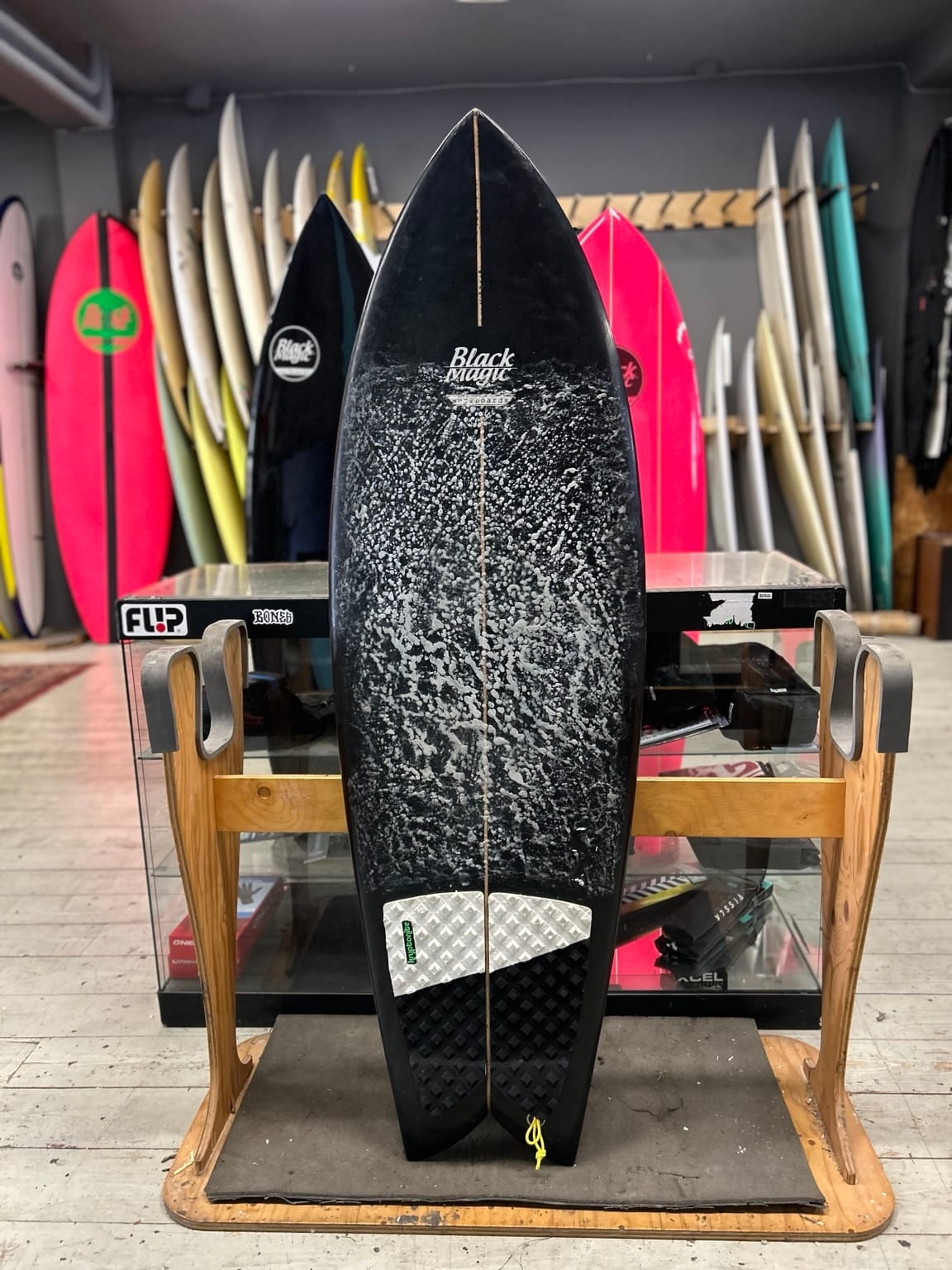 BLACK MAGIC - Lightning Fish 5'5" x 20 1/2" x 2 1/2" 30L Usata